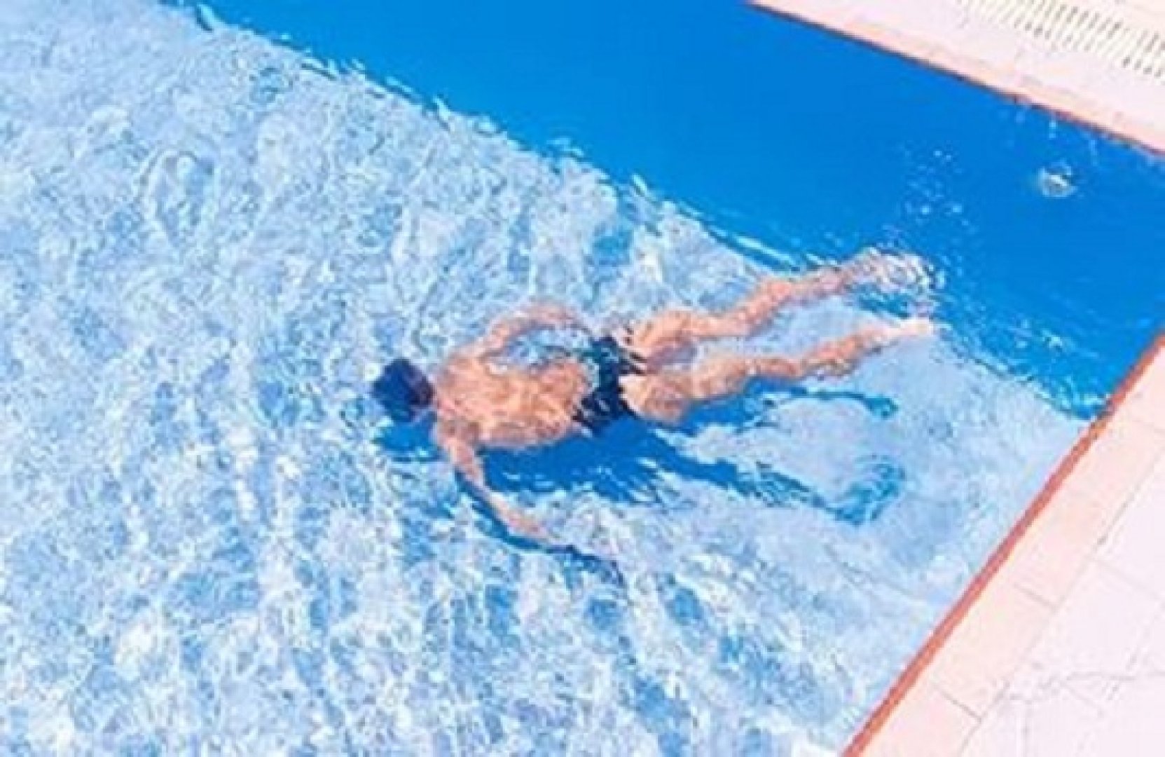 Человек тонет в бассейне